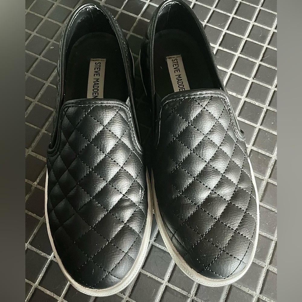 Steve Madden Ecentrcq Patent Leather Quilted Black Slip On Flat Shoes - Picture 7 of 11